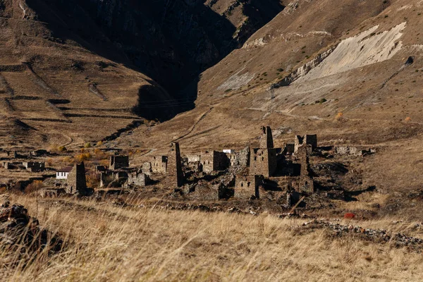 Dağlardaki Kuzey Osetya aile kulesi