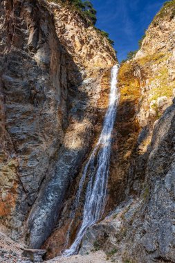 Kafkas dağ manzarası. Tsey Vadisi 'ndeki şelale. Kuzey Osetya-Alanya Cumhuriyeti, Rusya