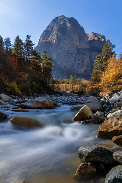 Kafkas dağ manzarası. Tsey vadisi. Monakh Dağı (Monakh) ve Tseydon Nehri. Kuzey Osetya-Alanya Cumhuriyeti, Rusya