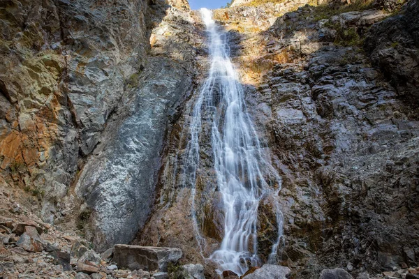 Kafkas dağ manzarası. Tsey Vadisi 'ndeki şelale. Kuzey Osetya-Alanya Cumhuriyeti, Rusya