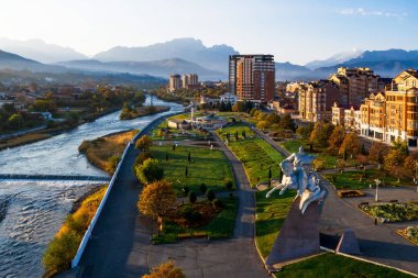 Olykavkaz şehri Panoraması, General Pliev 'in anıtı 