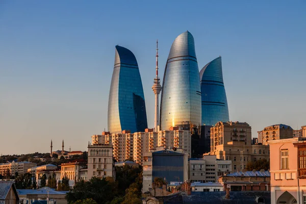 Bakü 'de alev kuleleri