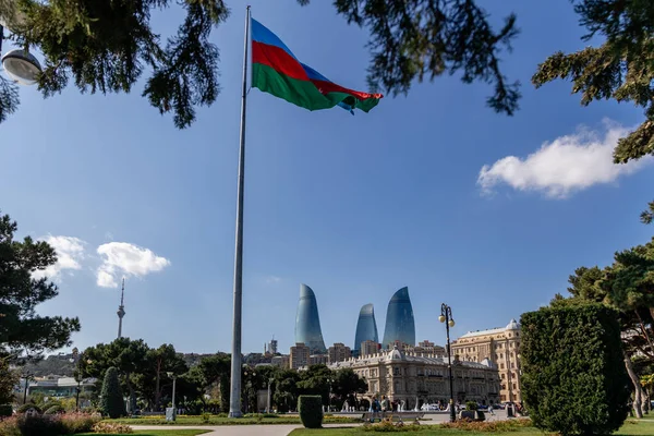 Bakü 'de Azerbaycan bayrağı