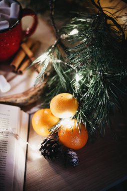 Yeni yıl ve Noel dekoru. Noel ağaçları, hediyeler, dekorasyonlar