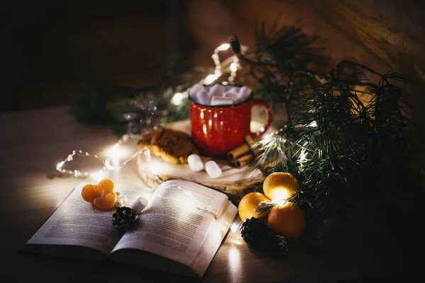 Yeni yıl ve Noel dekoru. Noel ağaçları, hediyeler, dekorasyonlar