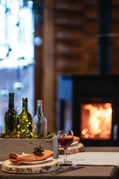 Yeni yıl ve Noel dekoru. Noel ağaçları, hediyeler, dekorasyonlar