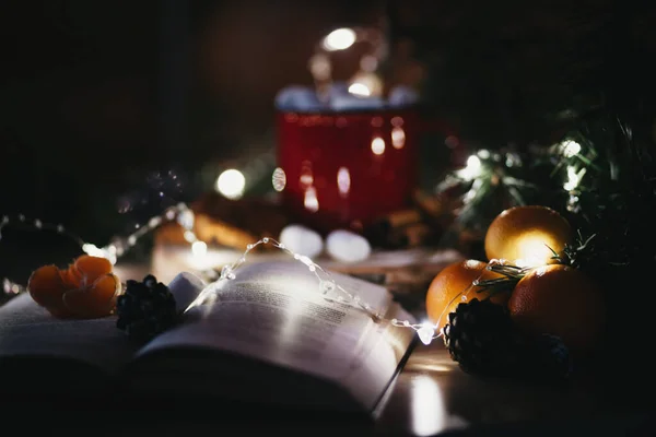 Yeni yıl ve Noel dekoru. Noel ağaçları, hediyeler, dekorasyonlar