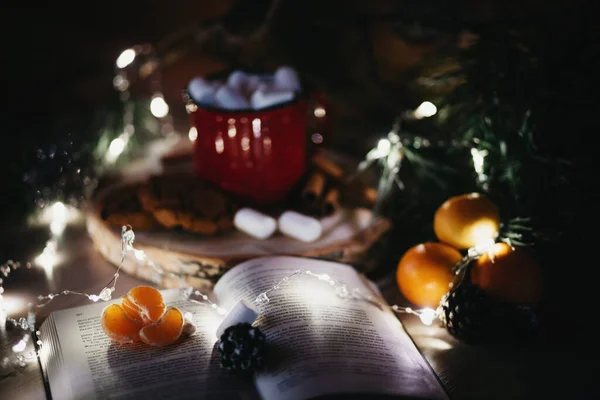 Yeni yıl ve Noel dekoru. Noel ağaçları, hediyeler, dekorasyonlar