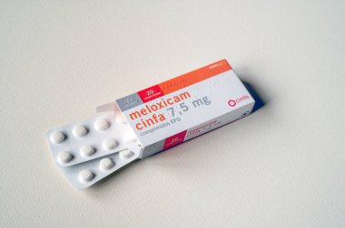 Madrid, İspanya - 2 Kasım 2025: Bir ilaç kutusu ve bir paket Meloxicam Cinfa 7.5 mg, ağrı kesici ve iltihap önleyici ilaç. Görünür dozaja sahip modern ambalaj, eczane ve sağlık hizmetleri bağlamları için uygun.