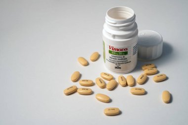 Madrid, İspanya - 2 Kasım 2025: VIMOVO Naproxen ve esomeprazole adı verilen iki farklı ilaç içermektedir. Kemik iltihabının tedavisinde kullanılır..