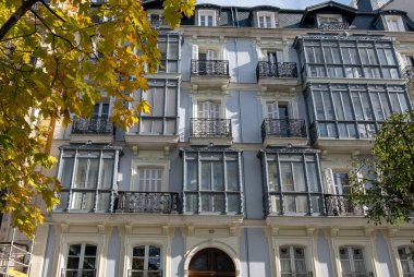 Valladolid, İspanya - 25 Kasım 2025: Temsilci Acera de Recoletos caddesindeki 19. yüzyıl binası