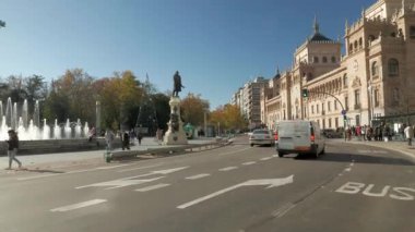 Valladolid, İspanya - 26 Kasım 2025: Paseo de Zorrilla, şehrin ana caddesi. Süvari Akademisi sağ tarafta..