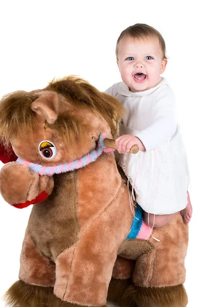 10 meses de idade bebê menina montando cavalo de balanço — Fotografia de Stock