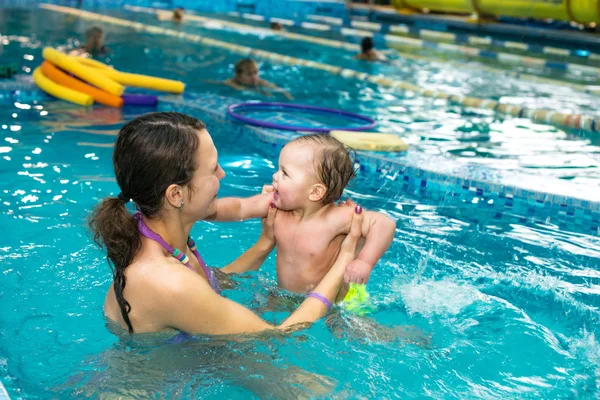 Niño feliz, una linda niña nadando con su madre en el oce — Foto de Stock