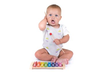 küçük kız beyaz arka plan üzerinde izole piyano, çalıyor