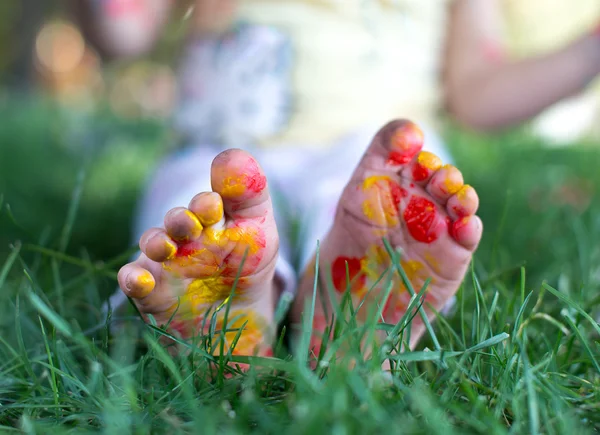 Pareja acostada sobre hierba verde. Los niños se divierten al aire libre en el parque de primavera —  Fotos de Stock