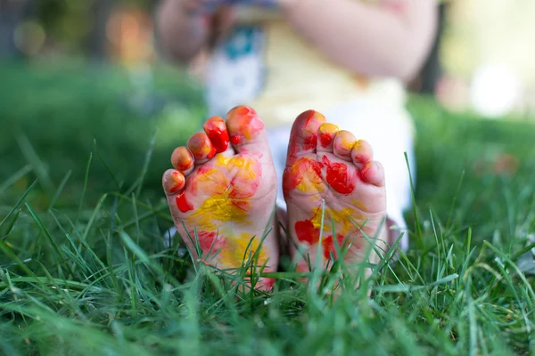 Pár na zelené trávě. Děti baví venku v parku na jaře — Stock fotografie