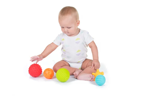 Adorable bebé jugando con una bola de playa de colores, aislado en blanco —  Fotos de Stock