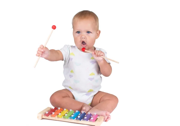 Menina toca piano, isolado no fundo branco — Fotografia de Stock