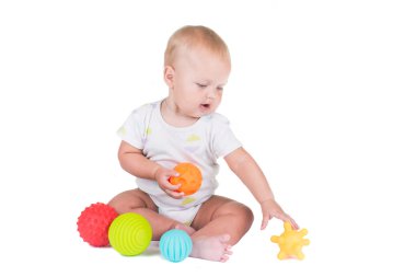 Mutlu litl bebek kız beyaz izole renkli top oynamaktan Tay geleneksel elbise ile