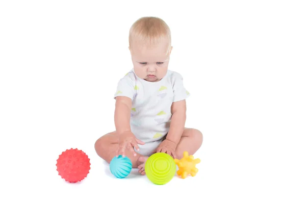 Feliz niña litl con vestido tradicional tailandés jugando con bola de colores en blanco aislado — Foto de Stock