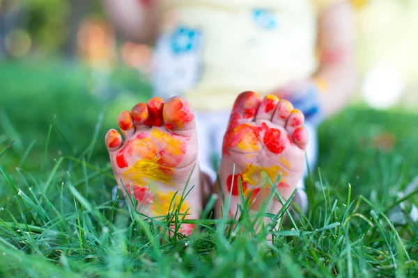 Pareja acostada sobre hierba verde. Los niños se divierten al aire libre en el parque de primavera — Foto de Stock