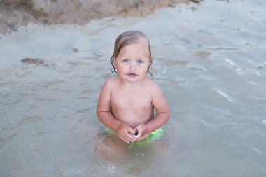 bir şeker ile küçük kız göster: başparmak