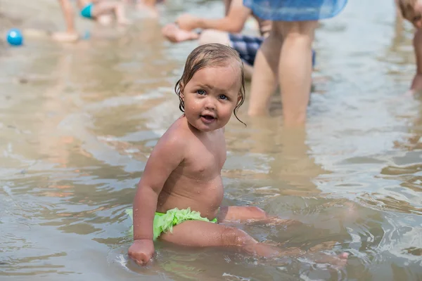 Kleines Mädchen spielt am Meeresufer — Stockfoto