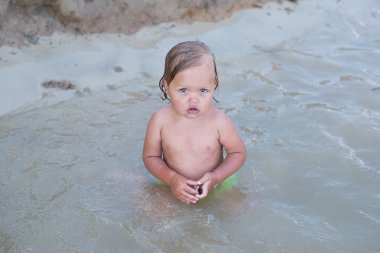 bir şeker ile küçük kız göster: başparmak