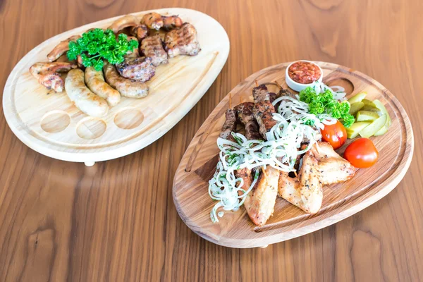 Alitas de pollo a la parrilla con papas fritas — Foto de Stock