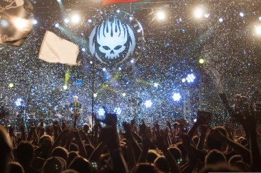Kalabalık bir müzik konserinde