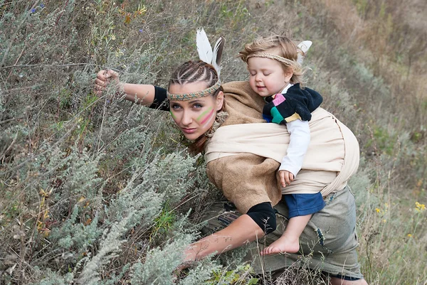 Indiase vrouw met een kind — Stockfoto