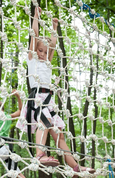 Kız macera parkta — Stok fotoğraf