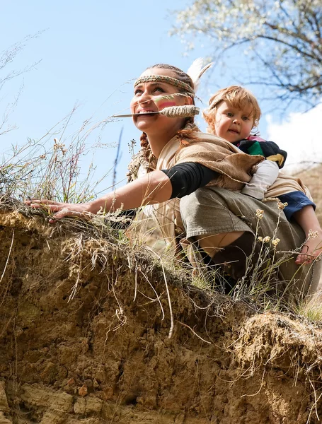 Donna indiana con un bambino — Foto Stock