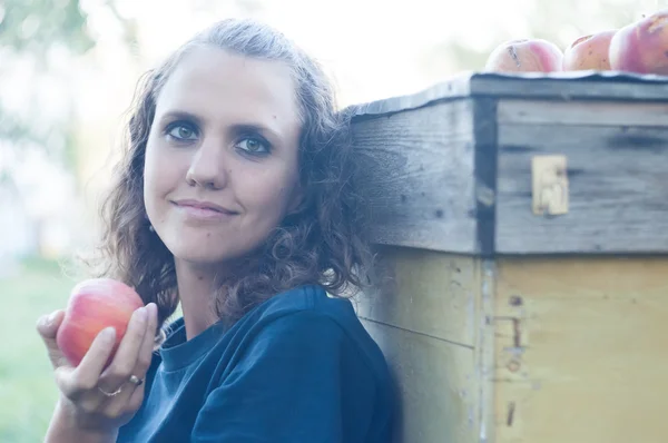 Jovem mulher comendo maçã — Fotografia de Stock