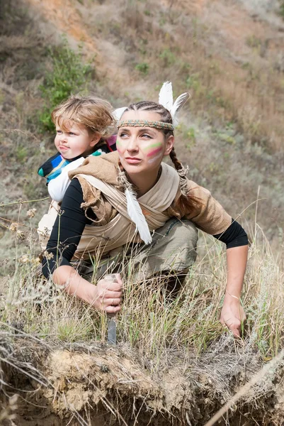 Mujer india con un hijo —  Fotos de Stock