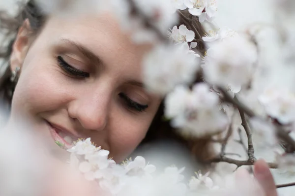 Zmysłowy portret wiosna, pięknej twarzy, kobieta korzystających z wiśni, marzycielski dziewczyna z różowe kwiaty świeże odkryte, sezonowy charakter, gałęzi drzewa i naturalne piękno — Zdjęcie stockowe