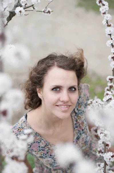 Sensual portrait of a spring woman, beautiful face, female enjoying cherry blossom, dreamy girl with pink fresh flowers outdoor, seasonal nature, tree branch and natural beauty — Stock Photo, Image