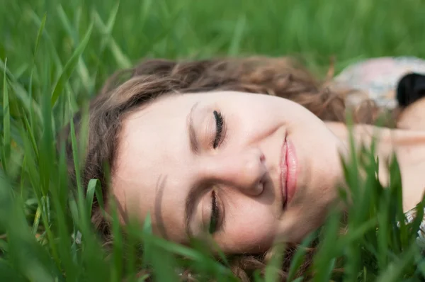 Mujer relajante al aire libre buscando feliz y sonriente — Foto de Stock