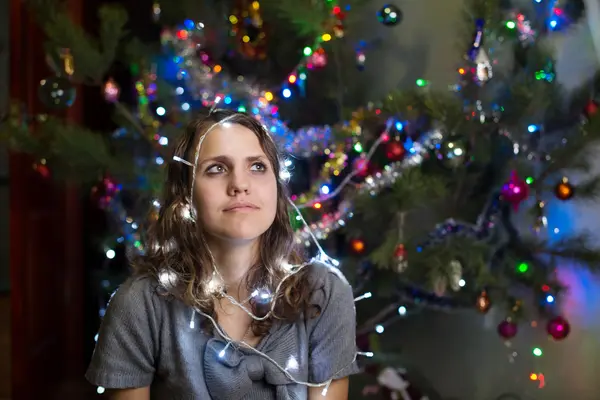 Krásná žena, závěsné hračky na vánoční stromeček — Stock fotografie