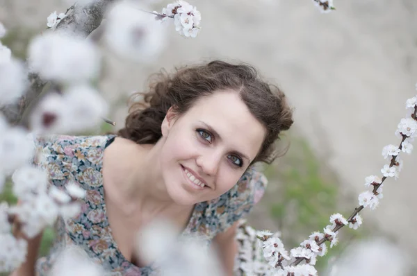 Sensual portrait of a spring woman, beautiful face, female enjoying cherry blossom, dreamy girl with pink fresh flowers outdoor, seasonal nature, tree branch and natural beauty — Stock Photo, Image