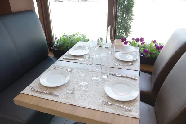 Empty glasses in restaurant — Stock Photo, Image