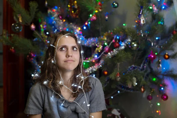 Hermosa mujer colgando juguete en el árbol de Navidad — Foto de Stock