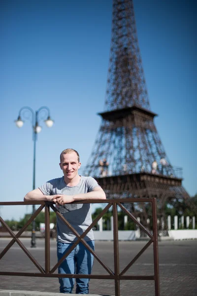 Junge auf einer Hintergrundkopie des Eiffelturms — Stockfoto