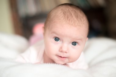 Güzel gülümseyen şirin bebek