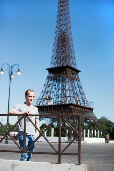 Junge auf einer Hintergrundkopie des Eiffelturms — Stockfoto