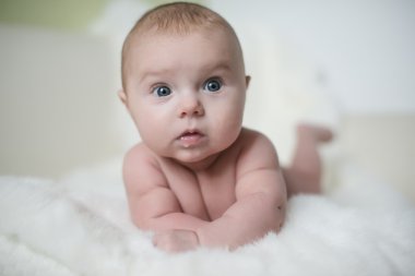 sürpriz bebek beyaz izole