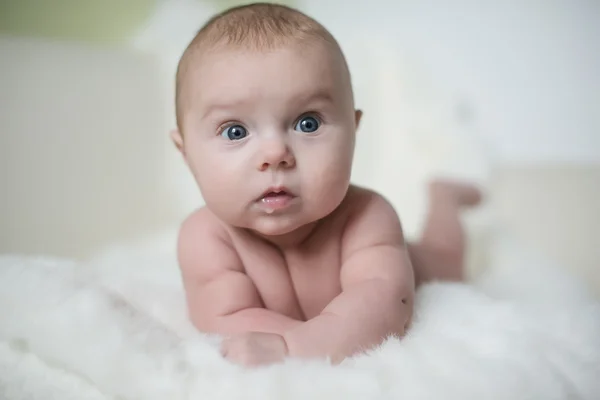 Überraschtes Baby isoliert auf Weiß — Stockfoto