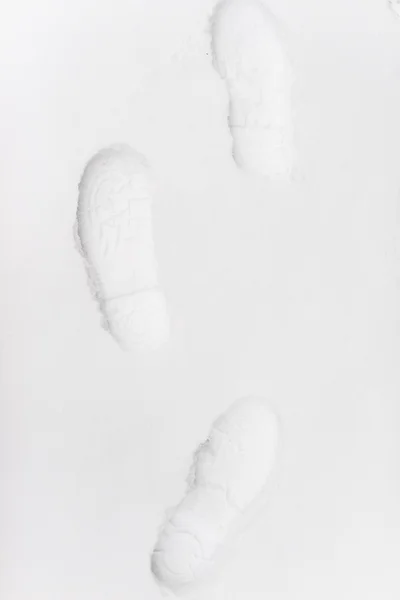 Menschliche Fußabdrücke im Schnee unter Sonnenlicht — Stockfoto