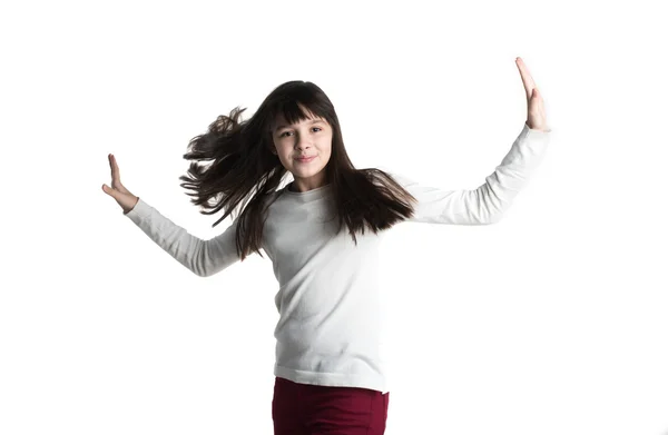 A menina pequena de vestido branco gira, salta, jogando, sorrindo, posar — Fotografia de Stock